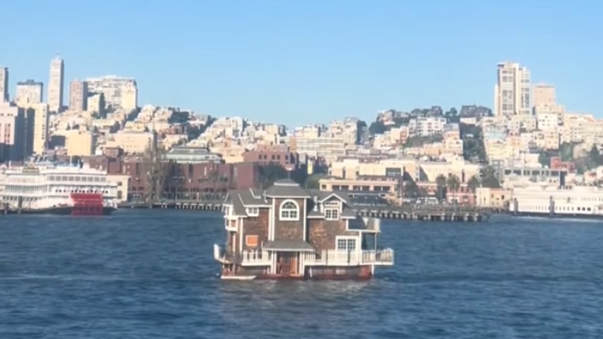 alert-–-bizarre-moment-large,-shingled-houseboat-floats-across-san-francisco-bay-after-its-owners-were-evicted-from-nearby-marina-following-years-of-legal-wrangles