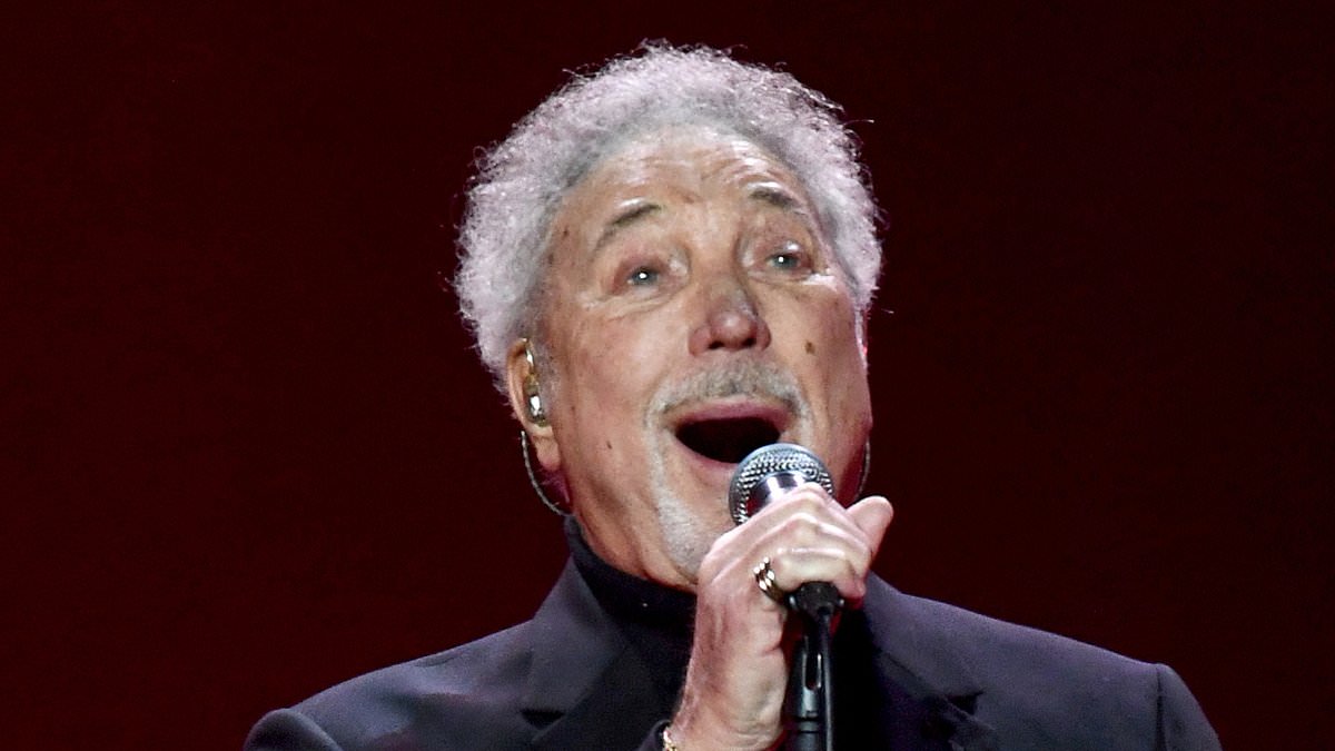 alert-–-sir-tom-jones,-83,-admits-even-he-‘can’t-believe’-his-voice-is-‘still-working’-after-six-decade-career-as-he-continues-his-mammoth-world-tour