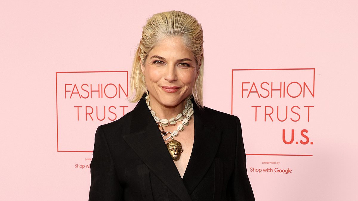 alert-–-selma-blair-walks-the-fashion-trust-awards-red-carpet-without-her-cane-or-service-dog-amid-ms-battle-as-she-looks-sensational-in-a-minidress