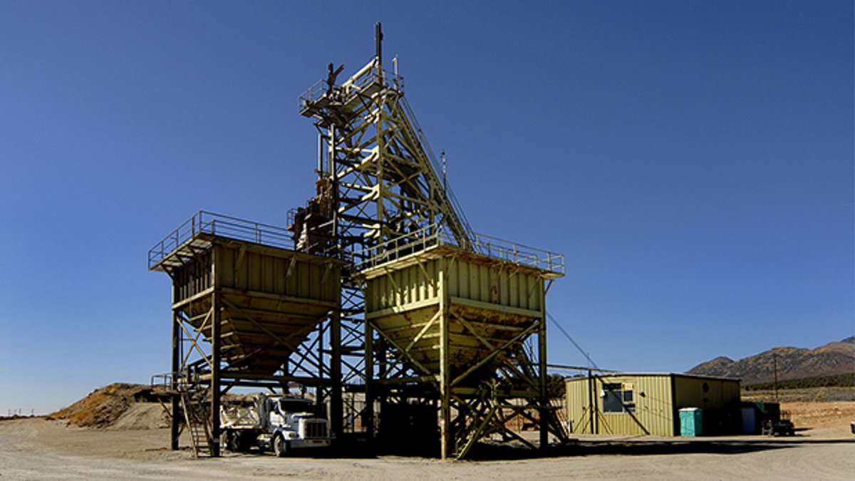 alert-–-native-americans-in-uproar-as-huge-uranium-mine-on-top-of-sacred-ancient-burial-site-discovers-massive-reserve-of-precious-element-used-to-make-nukes-–-sparking-fears-of-poisonous-water-and-radiation-leaks