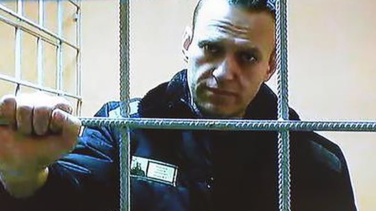 alert-–-alexei-navalny-was-‘tightly-tied-up-by-the-arms-and-legs-four-hours-before-he-died’,-report-claims