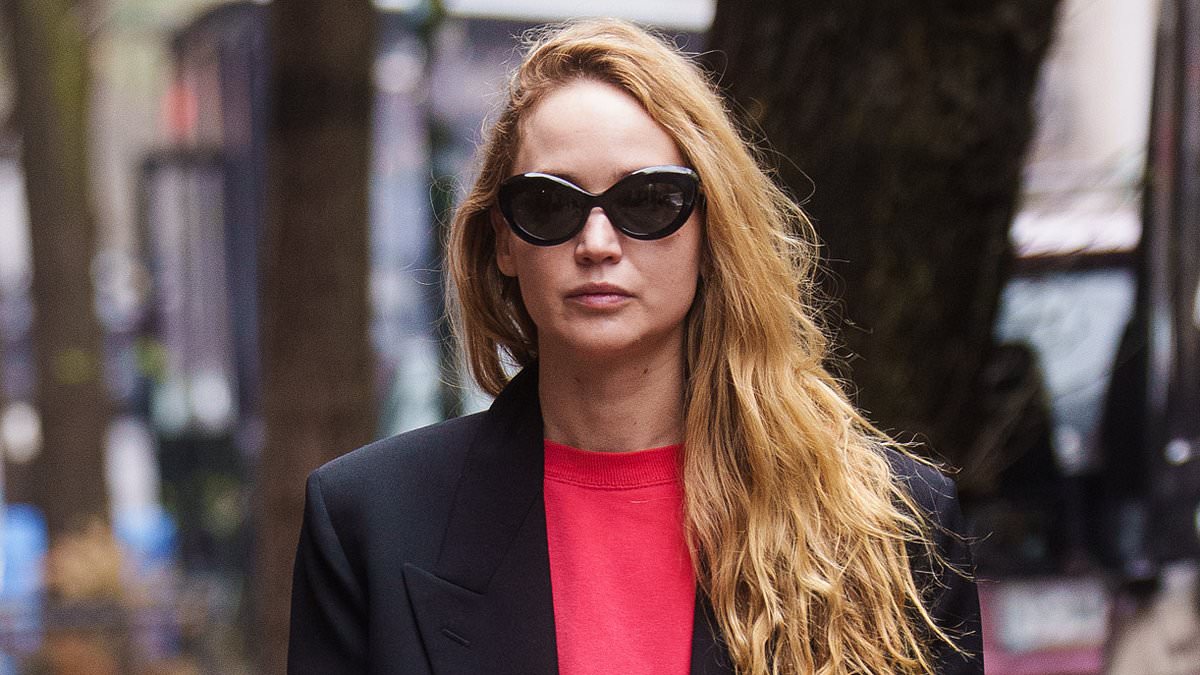 alert-–-jennifer-lawrence-stands-out-in-a-red-crewneck-sweatshirt-and-black-blazer-as-she-carries-a-bright-yellow-purse-in-new-york-city