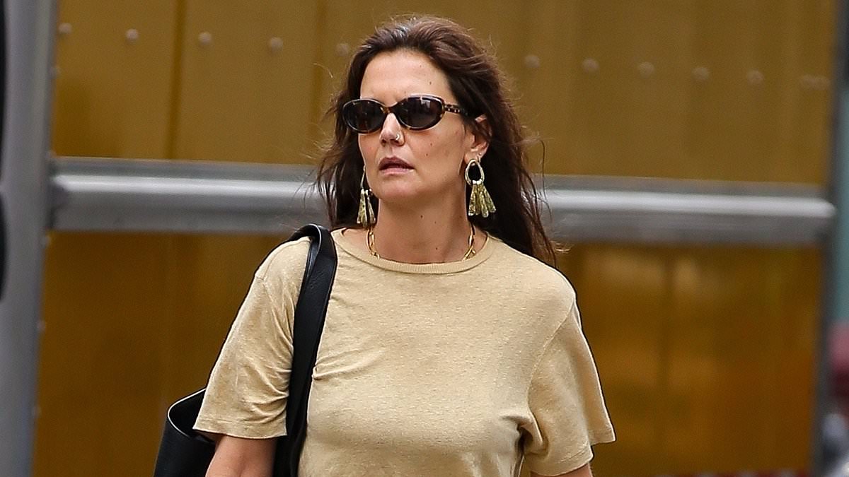 alert-–-katie-holmes-sports-a-chic-designer-look-while-enjoying-a-stroll-around-new-york-city