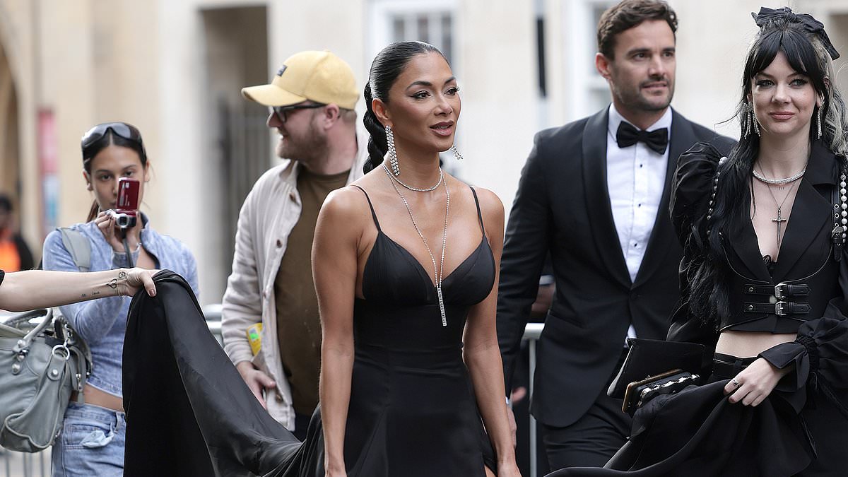 alert-–-olivier-awards-2024:-nicole-scherzinger-makes-an-entrance-with-two-assistants-holding-her-dress-up-as-she-arrives-at-the-glitzy-ceremony