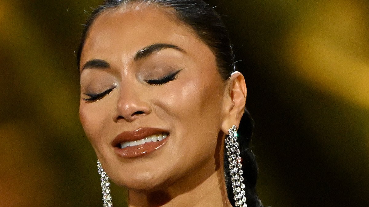 alert-–-nicole-scherzinger-jokes-‘i-want-to-thank-god-for-saving-me-from-that-trip’-as-she-stumbles-on-her-way-to-collect-best-actress-olivier-award