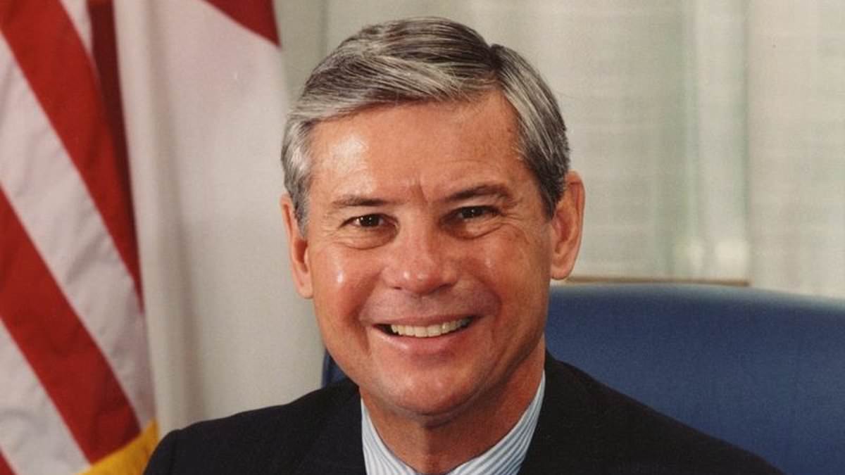 alert-–-former-florida-governor-bob-graham-dies-aged-87:-three-term-democrat-senator-is-remembered-as-‘devoted-person-in-public-service’