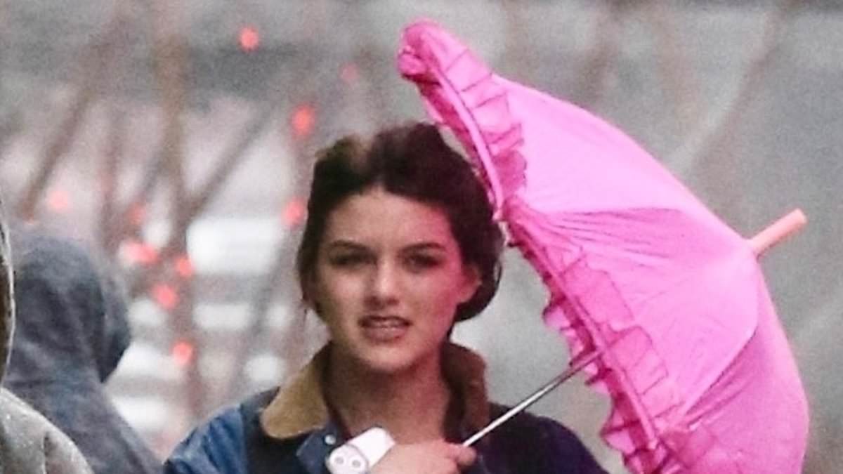 alert-–-tom-cruise’s-estranged-daughter-suri-turns-18-as-she-steps-out-in-nyc-holding-a-birthday-present-while-scientologist-father-films-mission:-impossible-3,500-miles-away-in-britain