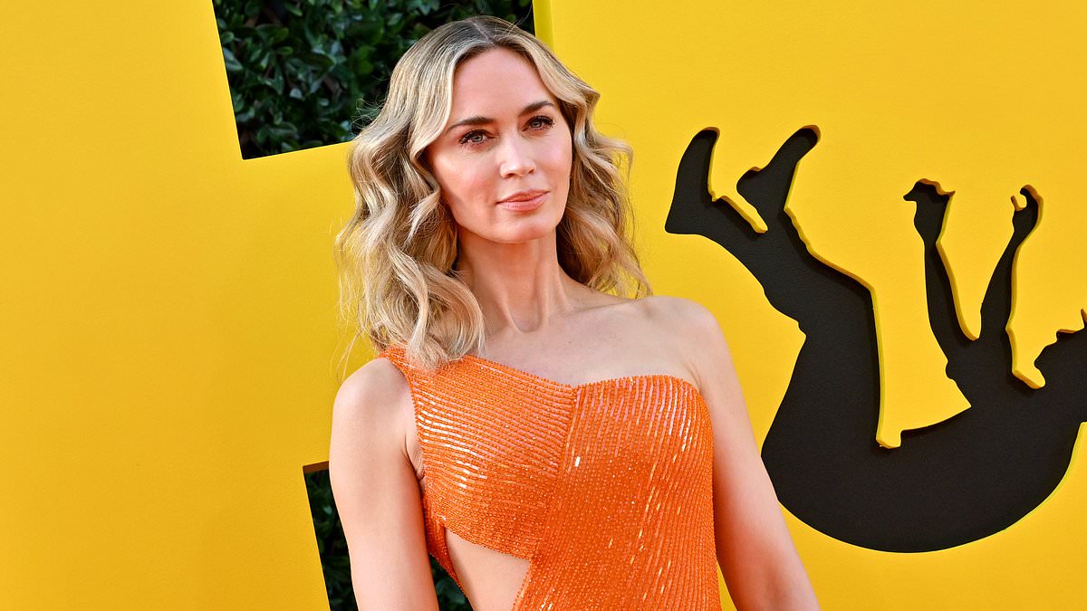 alert-–-emily-blunt-reveals-how-her-two-young-daughters-cry-when-they-see-her-‘trapped-and-in-peril’-while-onscreen-and-in-character:-‘they-didn’t-like-the-underwater-stuff’