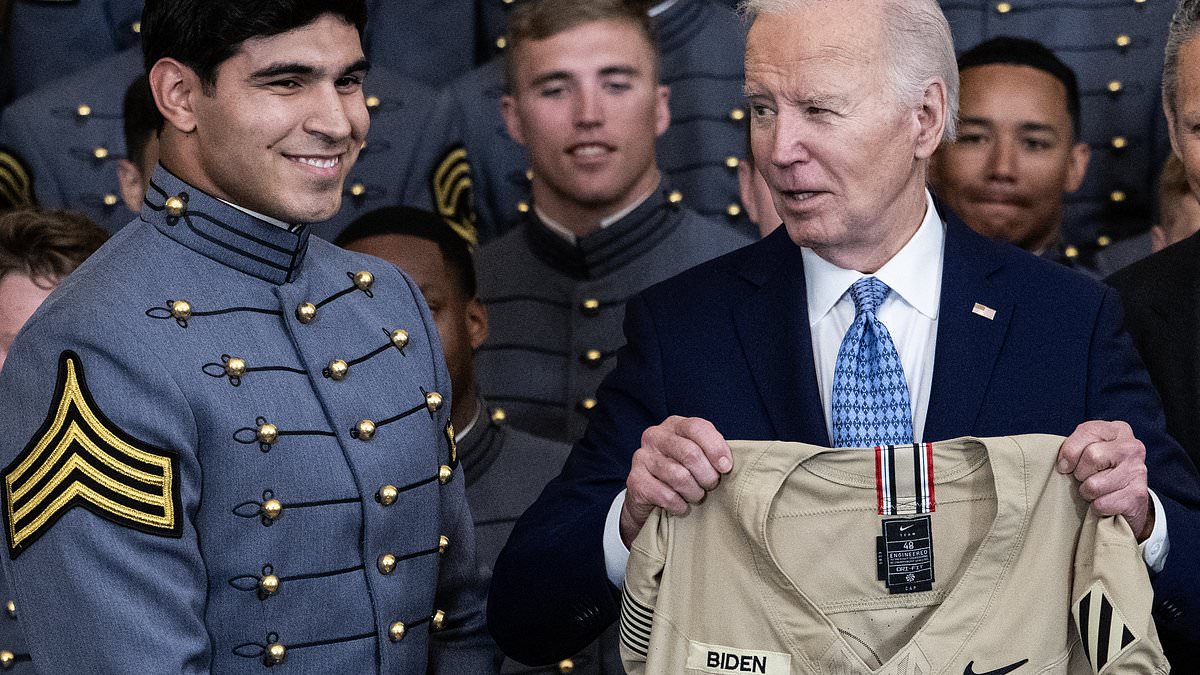 alert-–-look-to-your-right!-biden-fumbles-while-awarding-trophy-to-army-football-and-asks-‘where-are-you,-coach?’-as-team-boss-is-standing-next-to-him