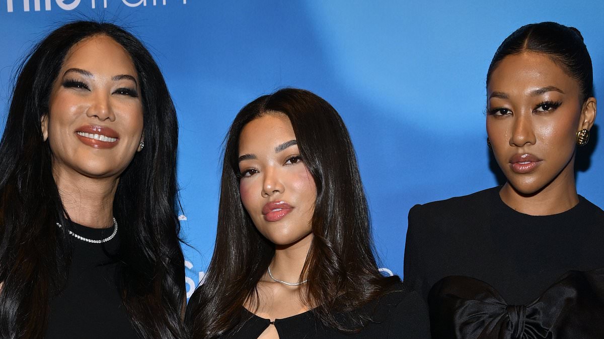 alert-–-aoki-lee-simmons,-21,-joins-mom-kimora-lee-simmons-and-sister-ming-lee-at-smile-train-gala…-as-she’s-seen-for-first-time-since-split-from-restaurateur vittorio-assaf,-65