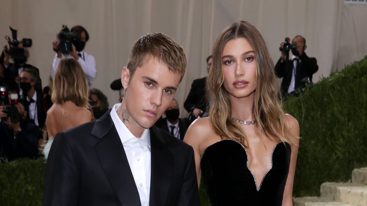 alert-–-hailey-bieber-is-pregnant:-popstar-justin-and-his-model-wife-announce-they’re-expecting-their-first-child-as-she-shows-off-her-bump-in-a-wedding-dress