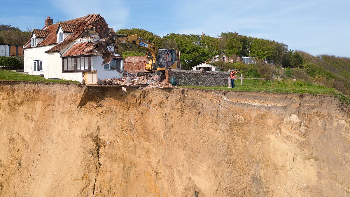 alert-–-clifftop-farmhouse-is-demolished-after-owner-of-132,000-home-teetering-on-the-edge-of-150ft-drop-was-forced-to-evacuate-–-as-neighbour-insists-the-only-way-he’ll-leave-is-‘in-a-coffin’