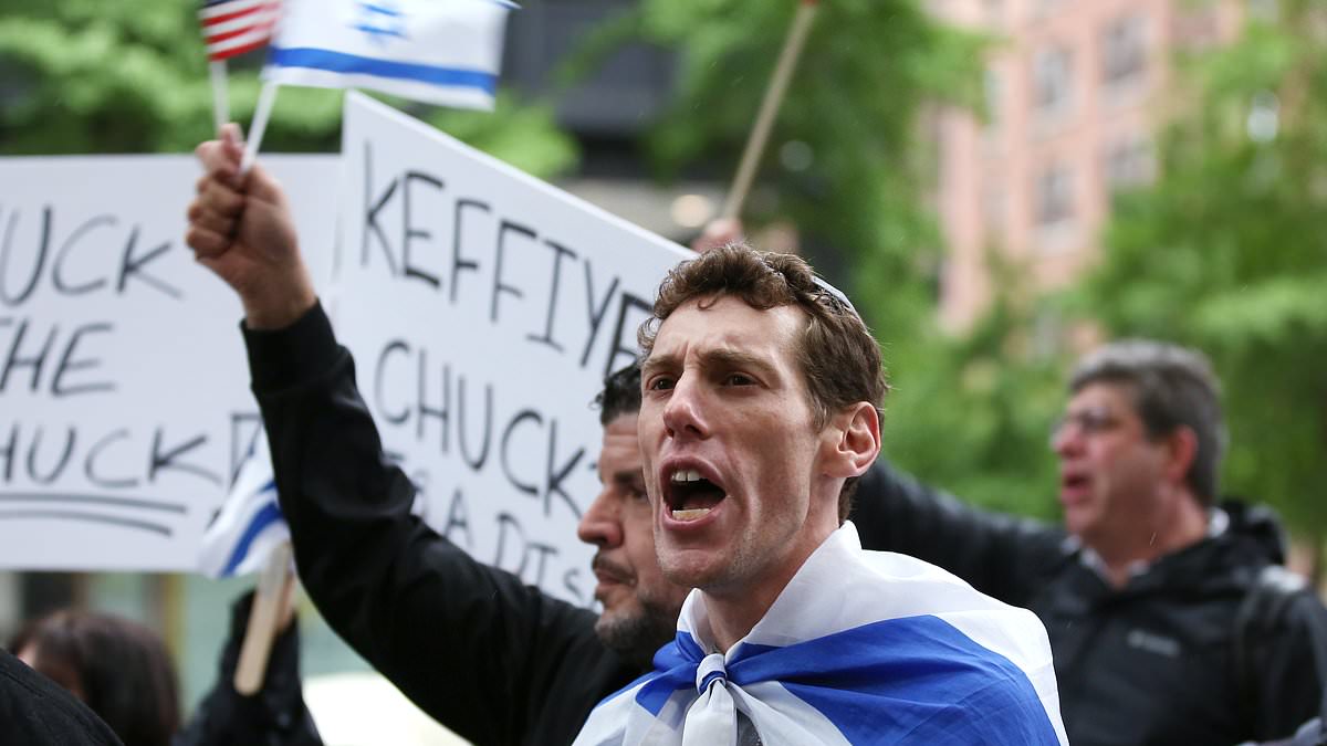 alert-–-pro-israel-protestors-descend-on-chuck-schumer’s-home-and-boo-politician-mercilessly-calling-him-‘keffiyeh-chuckie’-as-jewish-man-viciously-attacked-for-wearing-kippa-speaks-out