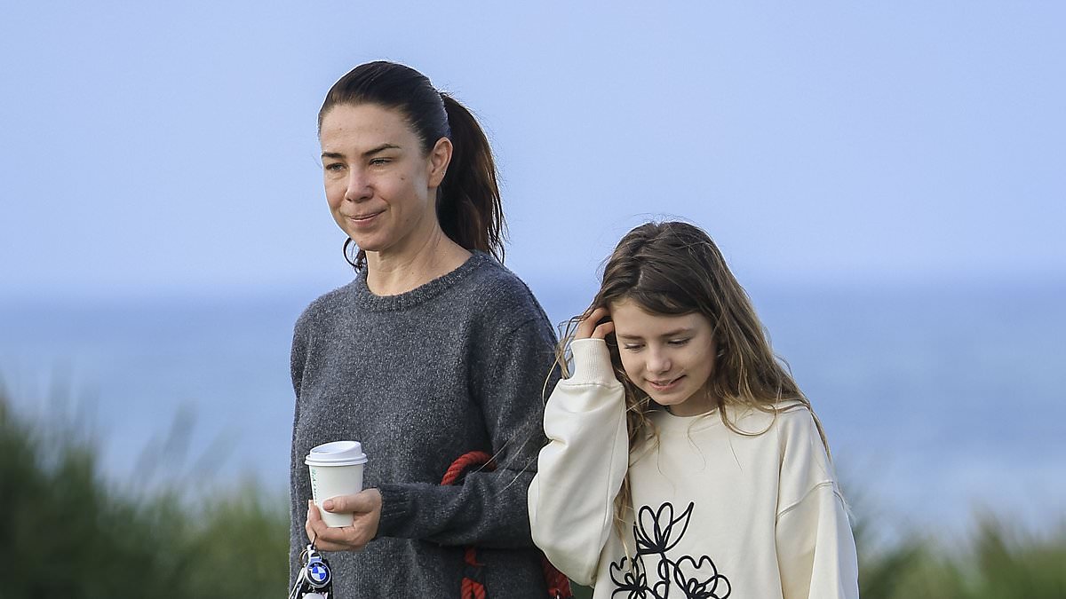 alert-–-kate-ritchie-enjoys-a-mother’s-day-outing-with-her-daughter-mae-as-the-pair-head-to-sydney-dog-park