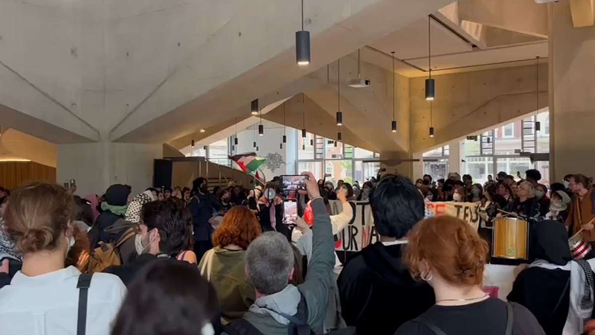 alert-–-moment-pro-palestine-students-armed-with-tents-and-sleeping-bags-storm-lse-campus-and-set-up-encampment-as-gaza-sit-in-protests-continue-for-a-third-week