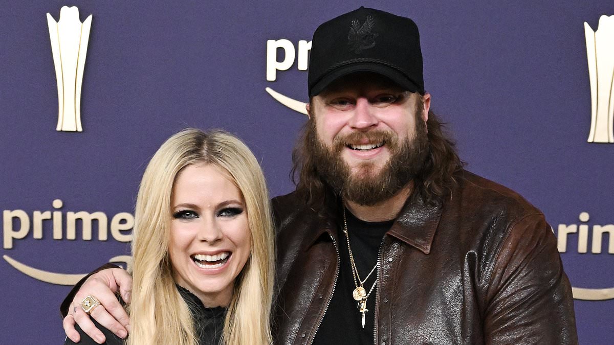 alert-–-avril-lavigne-joins-nate-smith at-the-acm-awards-in texas-following-release-of-their-duet-bulletproof…-four-months-after-they-sparked-dating-rumors