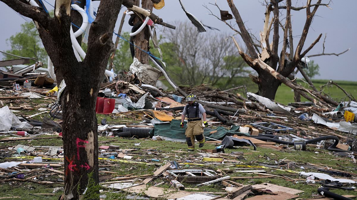 alert-–-midwest-braced-for-battering-as-maps-show-dangerous-storms-will-last-for-days-from-texas-to-arkansas-after-deadly-tornadoes-ripped-through-iowa-killing-multiple-and-flattening-entire-cities