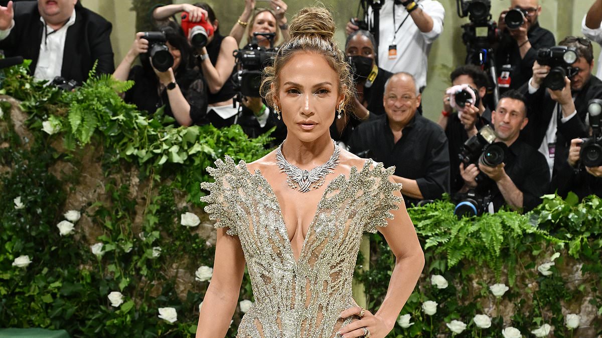 alert-–-‘don’t-f**k-with-jlo!’-jennifer-lopez-billboard-promoting-new-netflix-movie-sends-out-tough-message-amid-ben-affleck-split-rumors