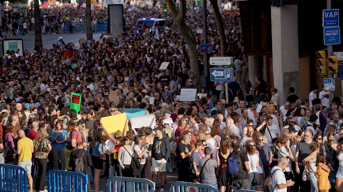 alert-–-anti-tourism-protest-organisers-vow-‘this-is-just-the-start’-after-holidaymakers-are-booed-and-abused-by-15,000-strong-mob-as-they-ate-evening-meals-in-majorca