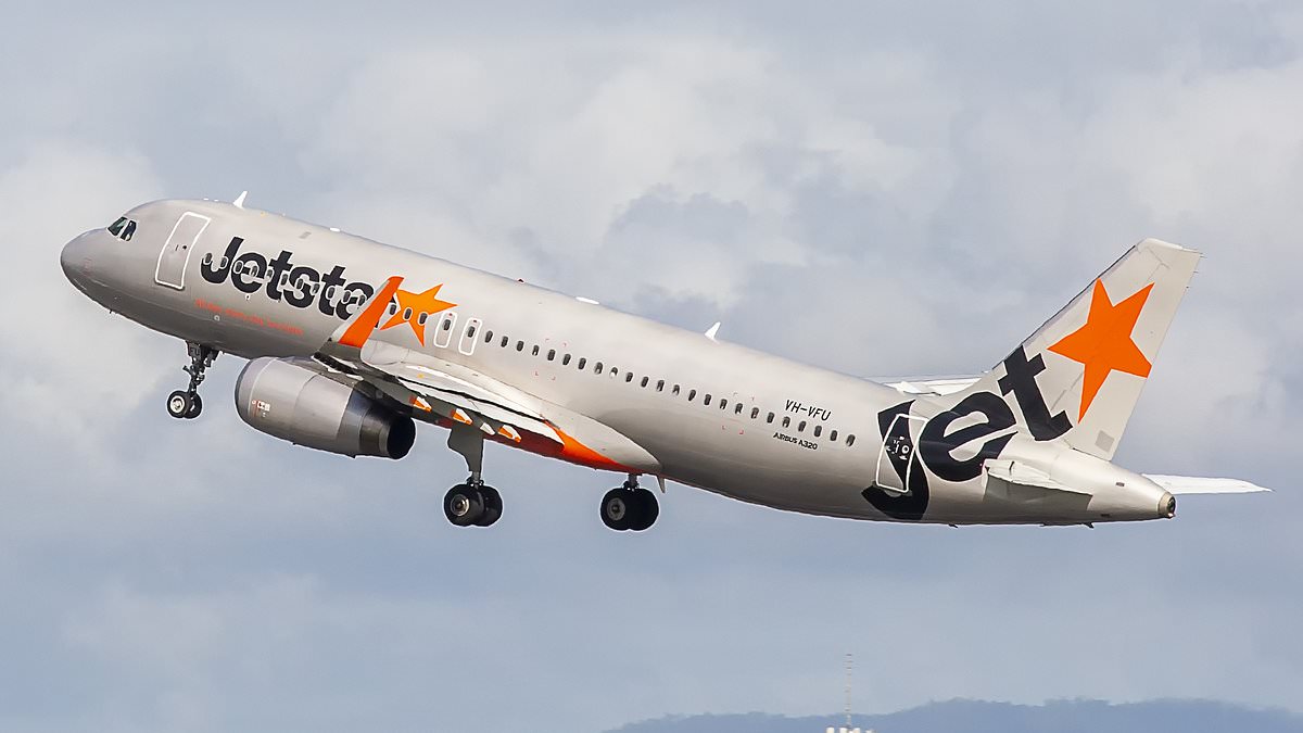 alert-–-jetstar-gold-coast-cairns-flight:-four-jetstar-cabin-crew-collapse-after-being-overcome-by-fumes-on-domestic-flight