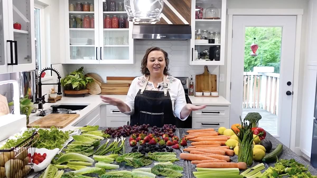 alert-–-i-spend-40-minutes-cleaning-my-fruit-and-veg-to-make-it-last-longer-–-i-only-have-to-do-a-grocery-shop-every-three-weeks