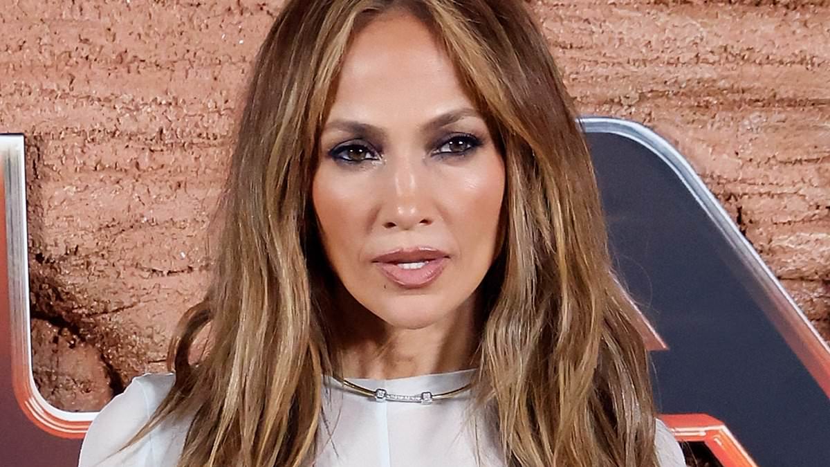 alert-–-jennifer-lopez-cancels-summer-tour-‘to-be-with-her-children,-family’-after-she-is-seen-holding-hands-with-husband-ben-affleck-following-months-of-split-rumors