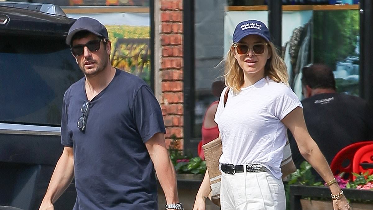 alert-–-jenny-mollen,-45,-is-seen-for-first-time-since-undergoing-a-‘mommy-makeover’-(breast-lift,-fat-transfer,-and-chin-lipo)-as-she-steps-out-with-husband-jason-biggs-in-new-york-city