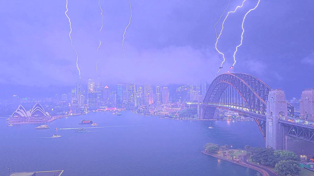 alert-–-sydney,-brisbane,-melbourne-weather:-mega-rain-bomb-detonates-over-east-coast-bringing-flash-floods-and-severe-weather-warnings,-as-‘five-in-one’-lightning-strike-hits-the-city