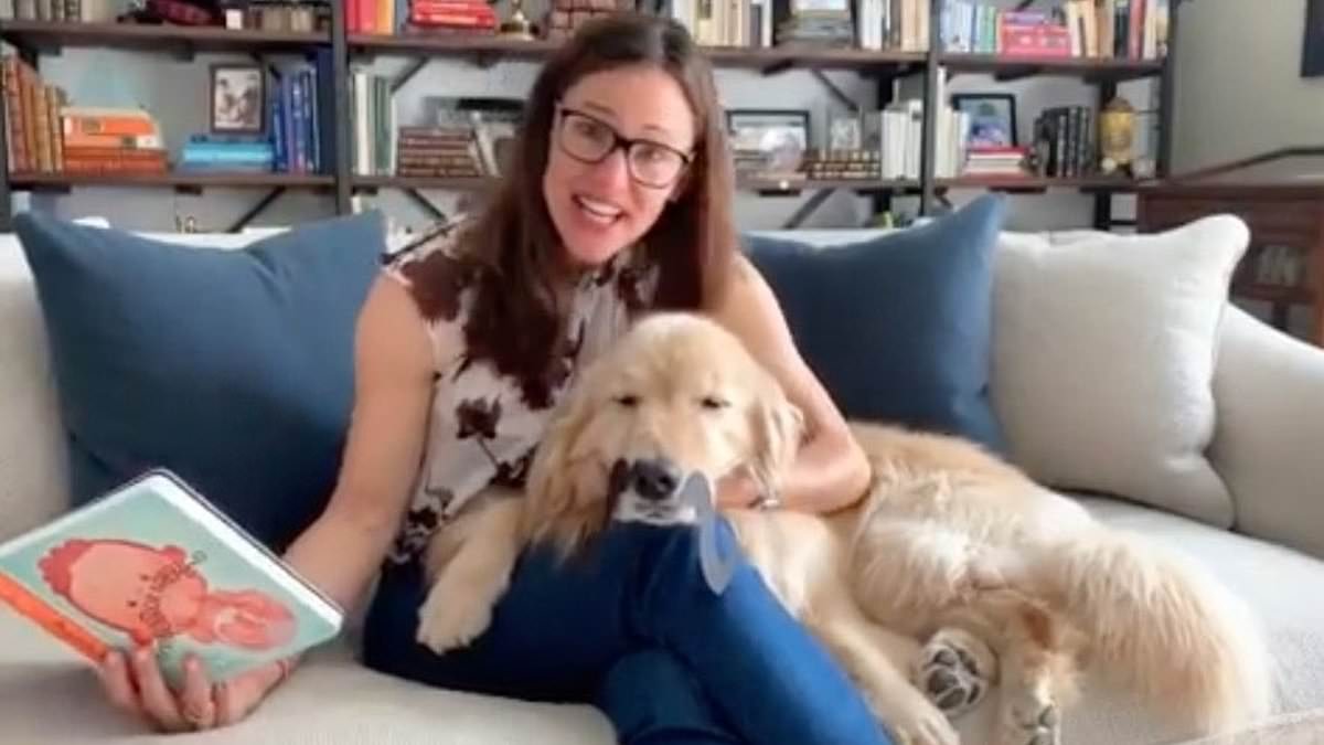 alert-–-jennifer-garner’s-golden-retriever-birdie-deserves-a-round-of-a-paws-for-nailing-viral-‘hands-in’-challenge-in-adorable-clip