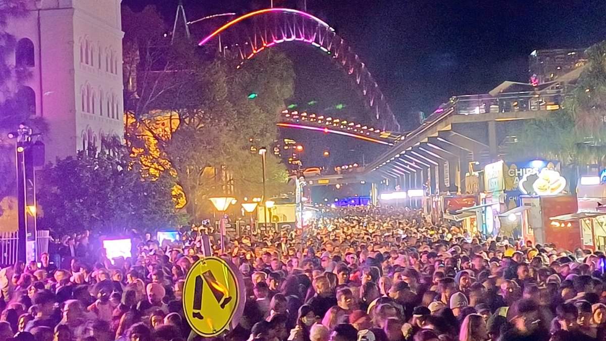 alert-–-wild-scenes-at-vivid-sydney-as-hundreds-of-terrified-revellers-are-caught-in-‘crowd-crush’