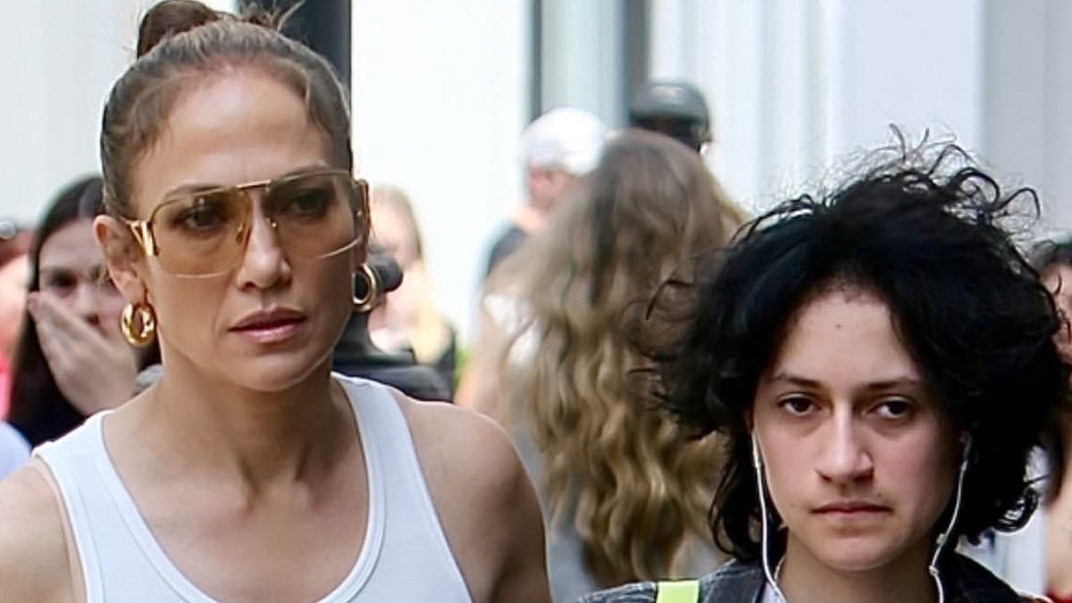 alert-–-jennifer-lopez-flashes-wedding-ring-as-she-and-her-teen-emme-enjoy-some-retail-therapy-in-la…-after-hiring-a-realtor-to-sell-her-and-ben-affleck’s-$60m-marital-mansion-amid-divorce-rumors