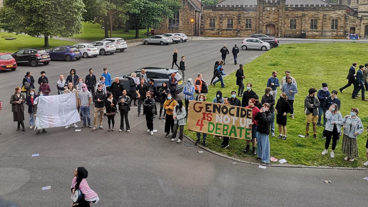 alert-–-fury-as-durham-university-cancels-gaza-war-debate-at-the-last-minute-after-‘mob’-of-pro-palestine-protesters-‘locked’-students-inside-chamber-for-over-two-hours-by-forming-a-human-chain-around-the-building