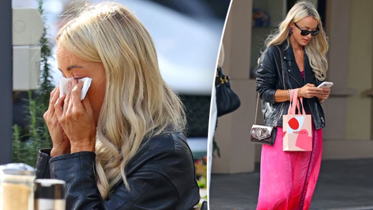 alert-–-is-everything-ok,-jackie?-radio-queen-henderson-breaks-down-in-tears-during-emotional-chat-with-her-gal-pal-at-a-sydney-cafe