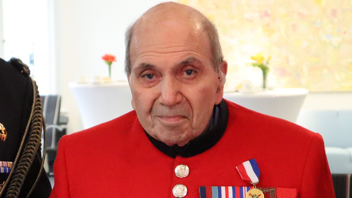 alert-–-tributes-pour-in-for-‘true-gentleman’-chelsea-pensioner-harry-rawlins-who-was-shot-at-by-a-german-sniper-as-he-helped-liberate-nazi-occupied-holland-in-1944-before-being-awarded-both-belgium-and-france’s-highest-honours-for-bravery-after-his-death-aged-98