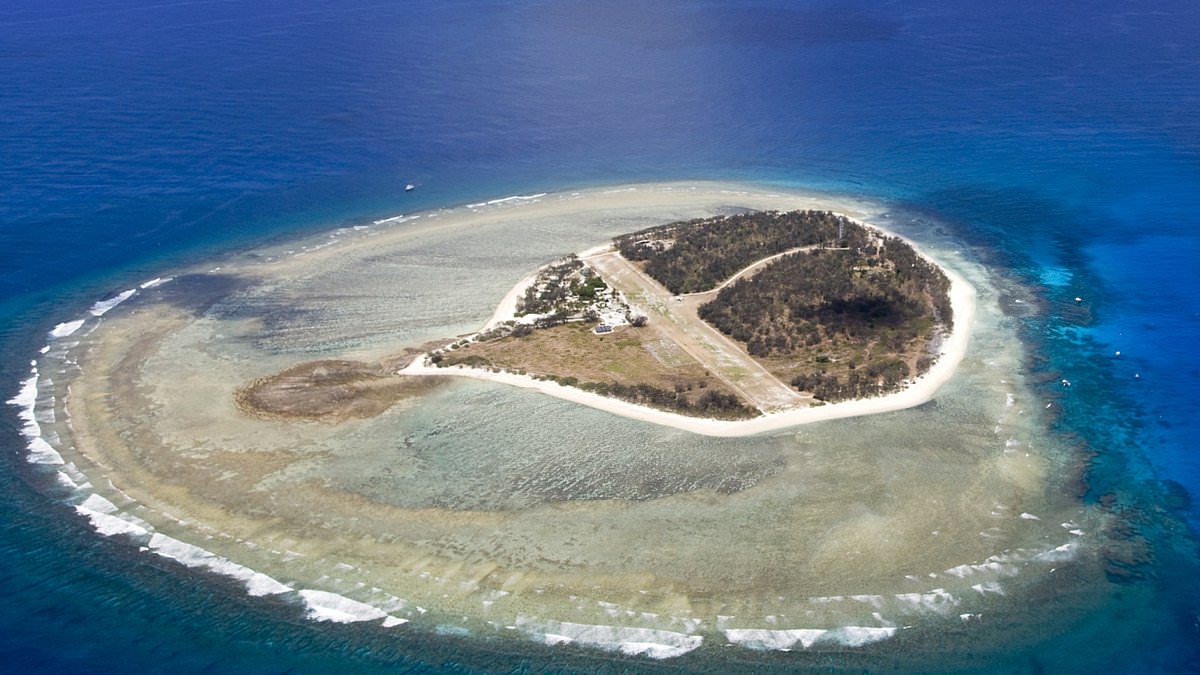 alert-–-desperate-search-is-launched-for-missing-sailor-after-boat-overturned-off-lady-elliot-island-leaving-his-two-passengers-clinging-to-the-side