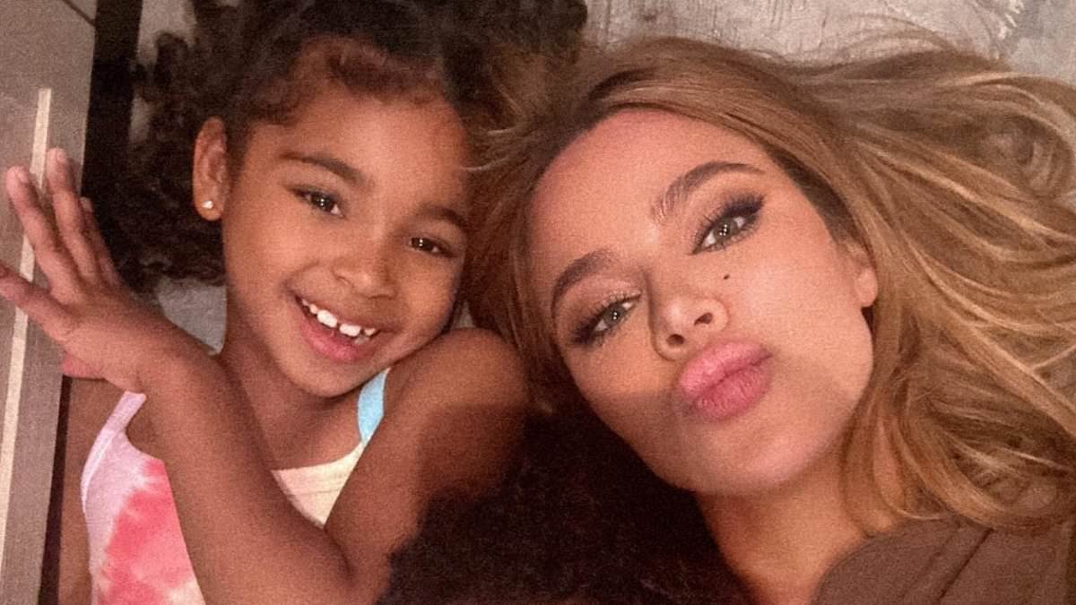 alert-–-khloe-kardashian-shares-adorable-family-selfie-with-her-young-kids-true-and-tatum…-after-admitting-she-‘isn’t-focused-on-dating’