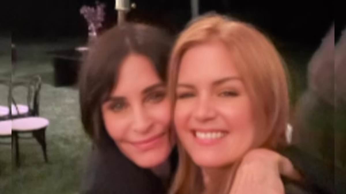 alert-–-isla-fisher-catches-up-with courteney-cox-and-a-list-friends-during-solo-trip-to-la-–-as-she-shares-cryptic-message-amid-split-from sacha-baron-cohen