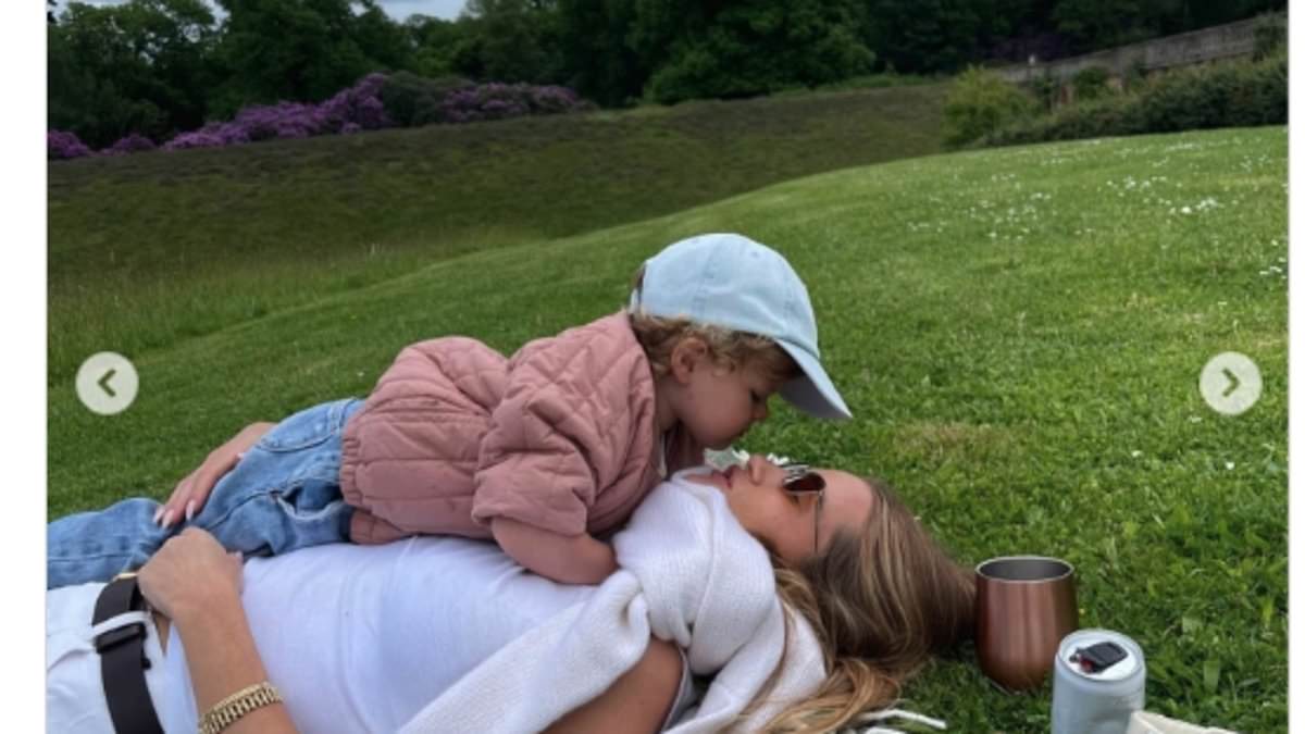 alert-–-rosie-huntington-whiteley-shares-rare-snaps-with-fiance-jason-statham-and-their-children-as-she-brands-the-family-‘bumpkins’-amid-lavish-countryside-getaway-with-personal-helicopter