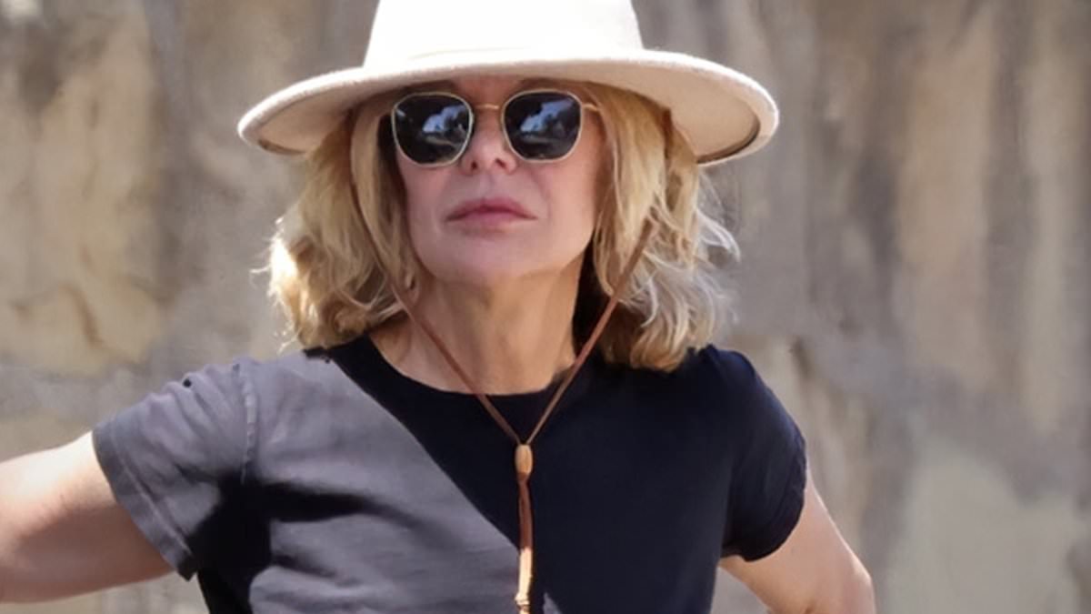 alert-–-meg-ryan,-62,-makes-the-rare-move-of-flashing-her-toned-tummy-in-a-short-top-while-in-santa-barbara…-after-saying-it-was-‘liberating’-to-turn-60