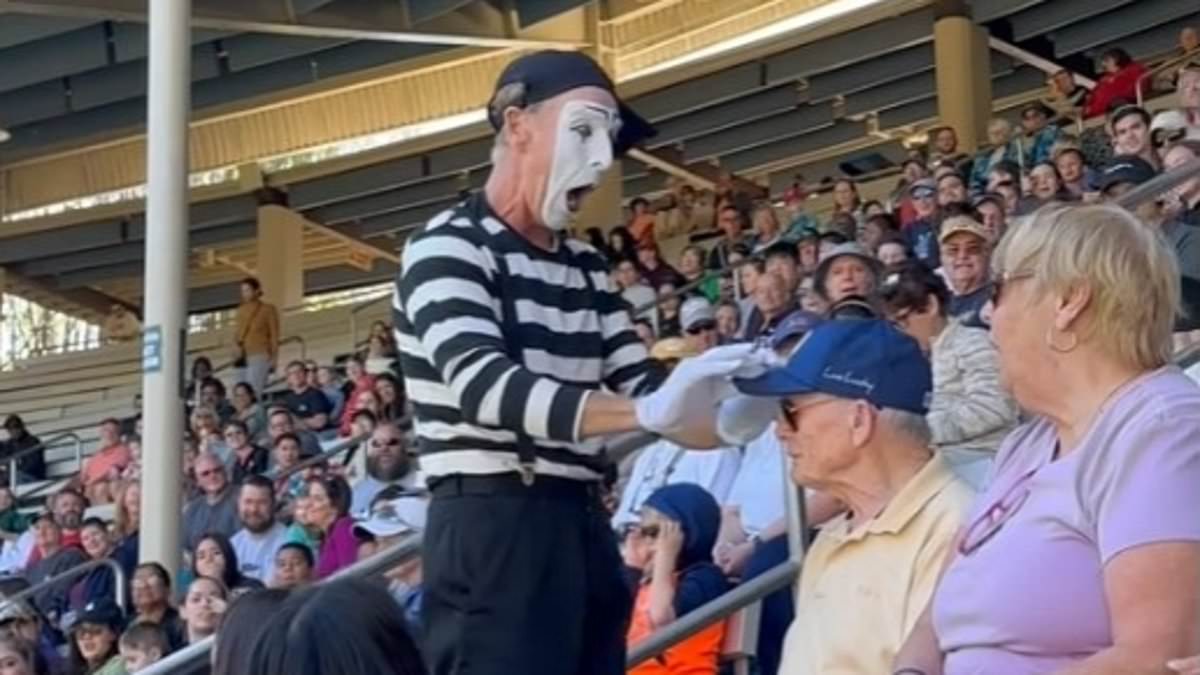 alert-–-heartbroken-mime-says-he’s-been-fired-from-seaworld-after-36-years-over-disagreement-with-security-guard