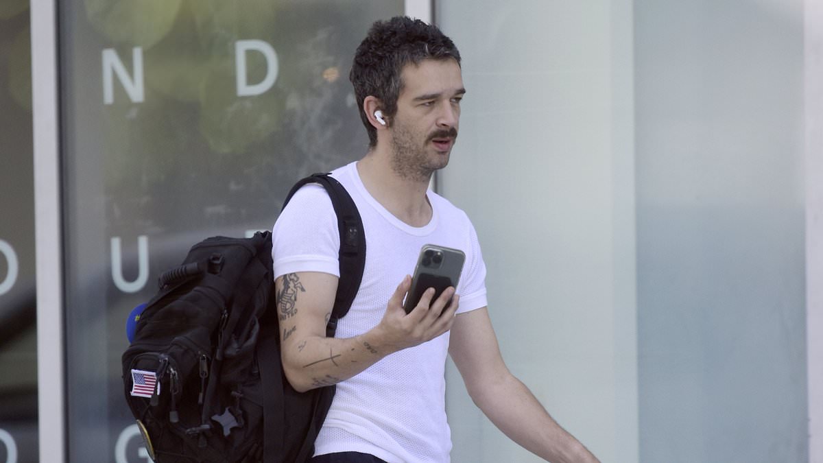 alert-–-matty-healy-heads-to-the-gym-in-a-tight-white-t-shirt-in-los-angeles-after-his-model-fiancee-gabbriette-bechtel-announced-their-engagement