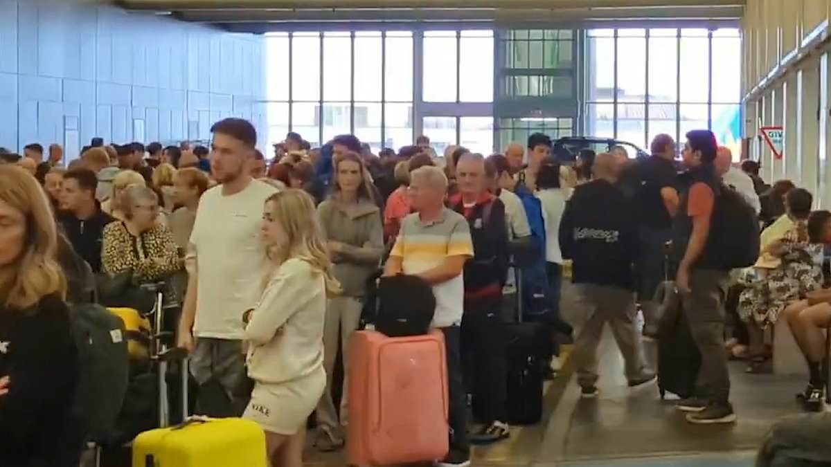 alert-–-chaos-at-manchester-airport-after-‘two-hour’-power-cut:-dozens-of-flights-cancelled-or-delayed,-planes-diverted,-baggage-at-risk-of-becoming-lost-and-passengers-stuck-in-huge-queues-after-‘major’-outage-sparks-hell