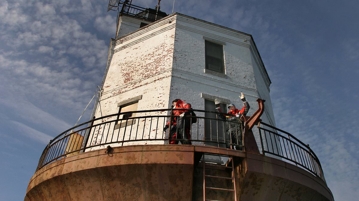 alert-–-historic-1897-lighthouse-that-could-be-turned-into-cozy-home-lists-for-bargain-price-–-but-its-location-is-not-for-the-faint-of-heart…