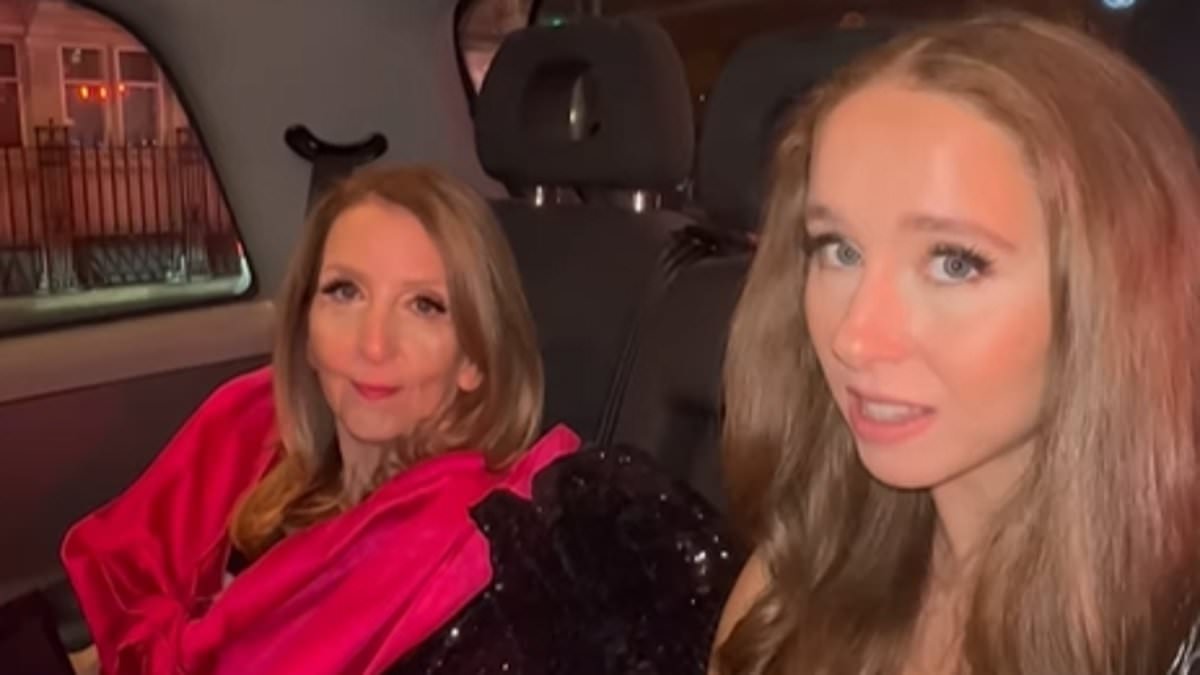 alert-–-gillian-mckeith-is-‘scammed’-out-of-hundreds-of-pounds-after-she-and-her-daughter-afton-try-to-buy-taylor-swift-tickets