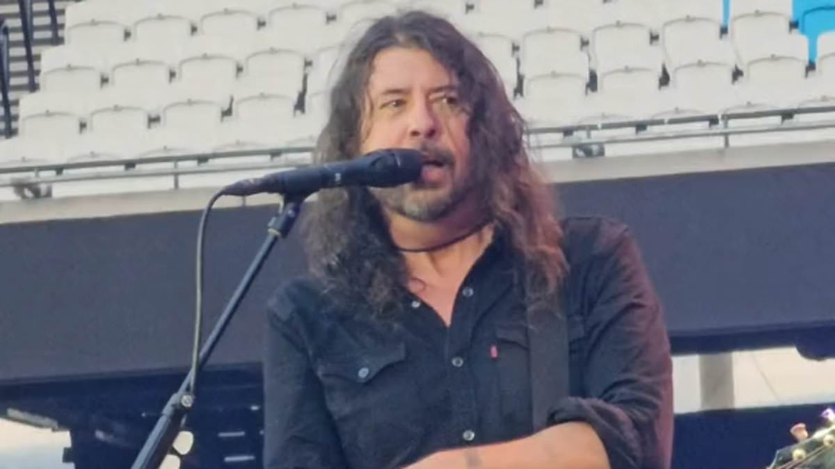 alert-–-moment-foo-fighters-frontman-dave-grohl-blasts-taylor-swift’s-eras-tour-on-stage-in-london-claiming-the-band-calls-their-shows-the-‘errors-tour’-as-they-‘actually-play-live’