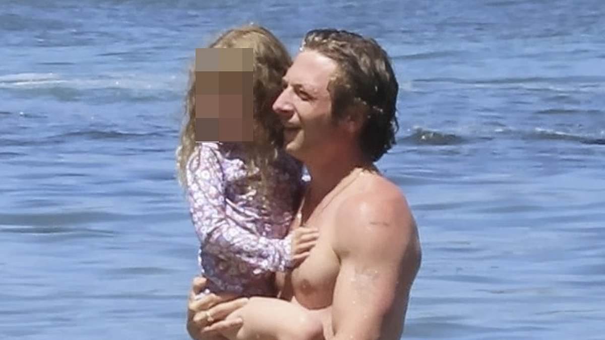 alert-–-shirtless-jeremy-allen-white-enjoys-beach-day-with-his-daughters-in-malibu-ahead-of-the-hotly-anticipated-third-series-of-the-bear