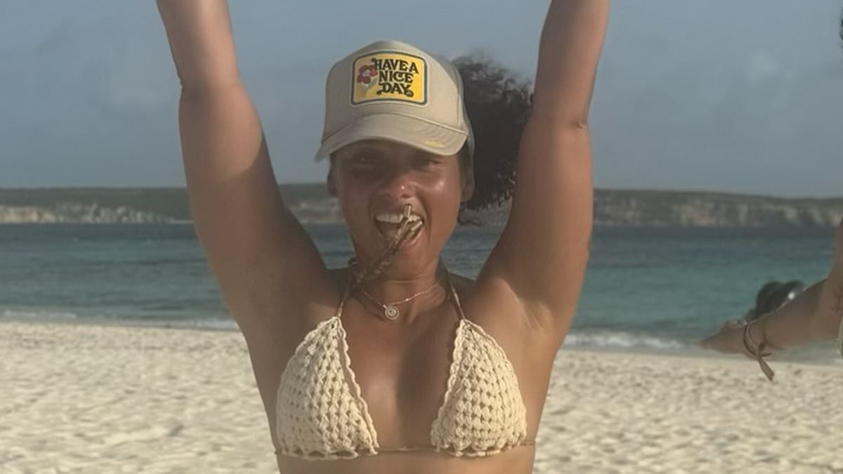 alert-–-alicia-keys-shows-off-her-curvy-bikini-body-and-‘uncontainable’-glow-as-she-relaxes-on-a-beach-with-friends