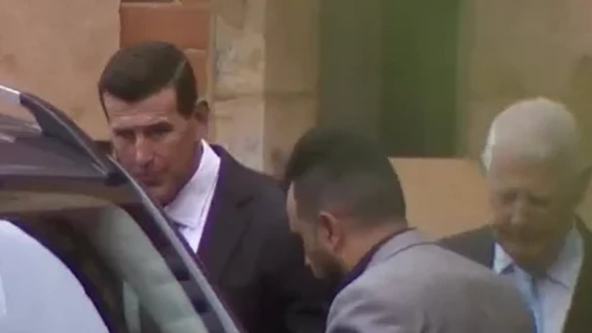 alert-–-ben-roberts-smith-fronts-up-to-receive-a-medal-from-king-charles-despite-court-findings-he-took-part-in-war-crimes