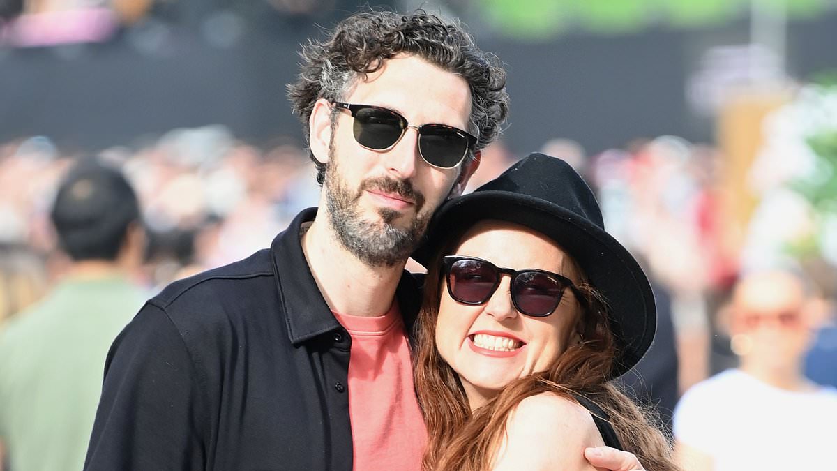 alert-–-the-inbetweeners-star-blake-harrison-cosies-up-to-wife-kerry-ann-as-they-watch-headliners-kings-of-leon-and-the-vaccines-at-bst-hyde-park