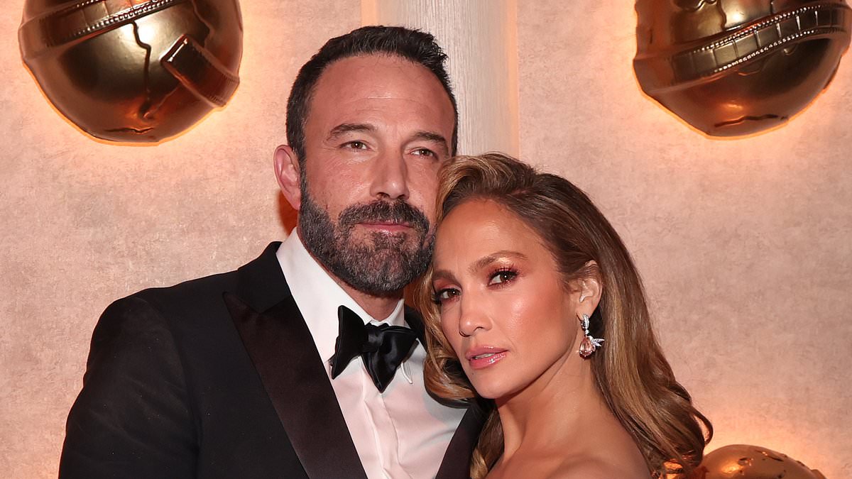 alert-–-somber-jennifer-lopez-spends-july-4th-in-the-hamptons-with-her-manager-and-without-ben-affleck-(but-still-sports-wedding-ring)-–-amid-claims-pair-have-been-split-for-months